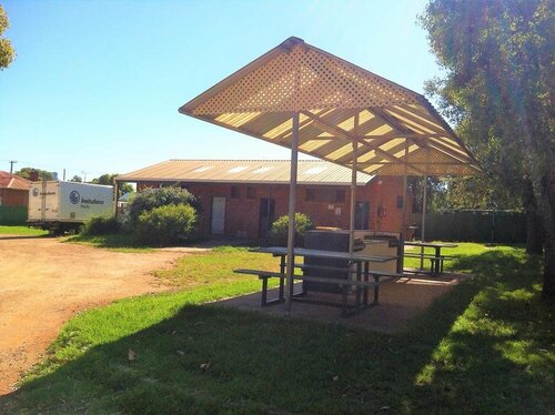 Гостиница Newell Hwy Motel & Caravan Park в Парксе