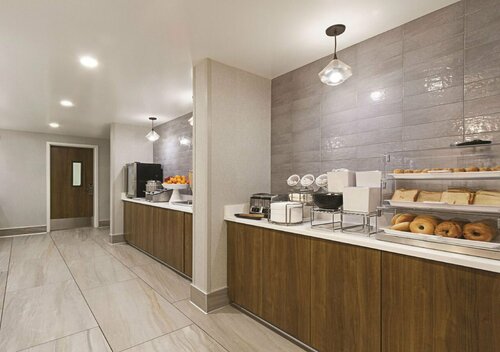 Гостиница La Quinta Inn & Suites by Wyndham Orange County Airport в Санта-Ане