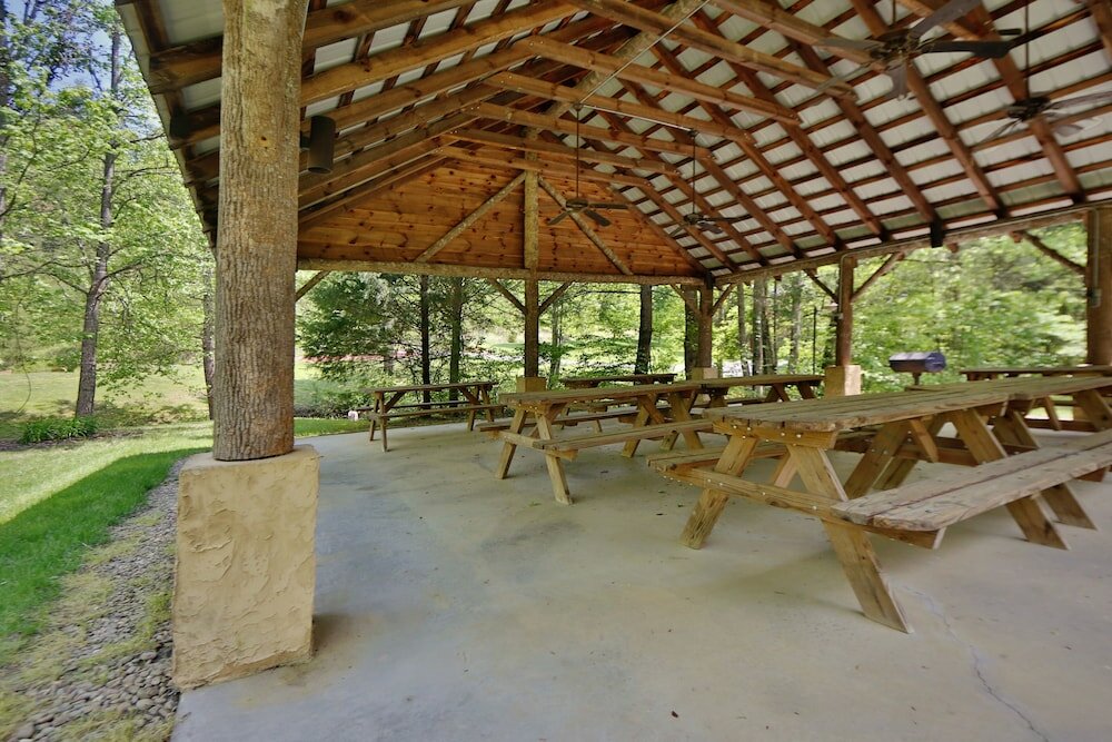 Фото Majestic Manor - Five Bedroom Cabin