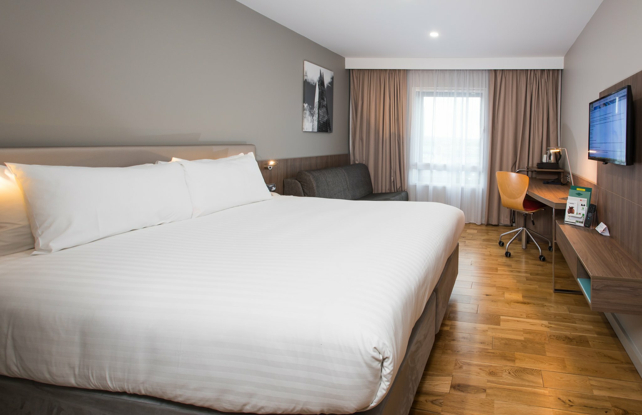 Фото Holiday Inn London - West, an Ihg Hotel