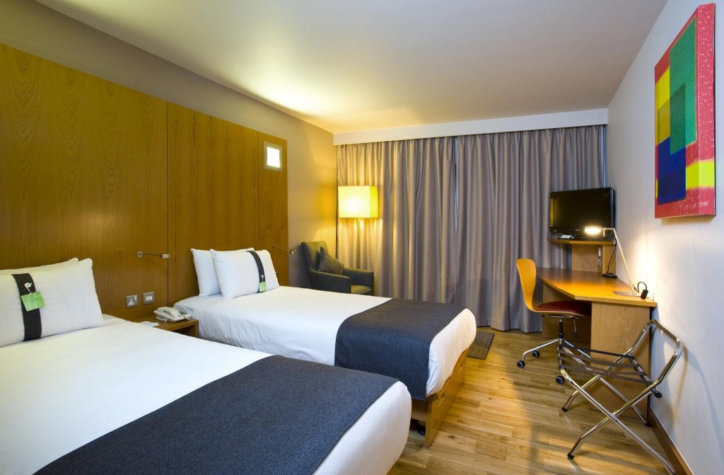 Фото Holiday Inn London - West, an Ihg Hotel