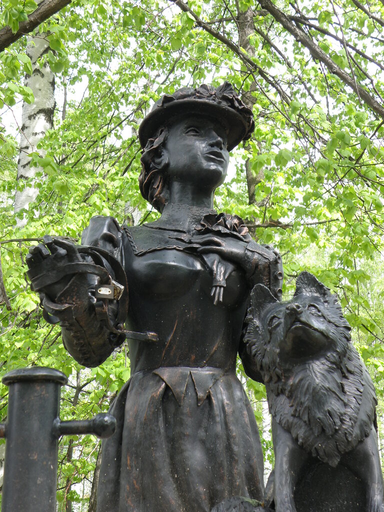 Genre sculpture Дама с собачкой, Perm, photo