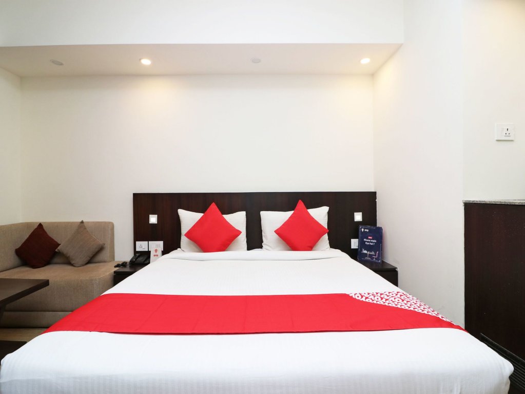 Фото Capital O 2642 Golden Lakes Hotel