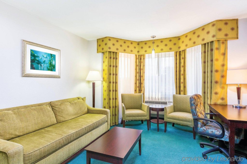 Фото Hampton Inn Monterey