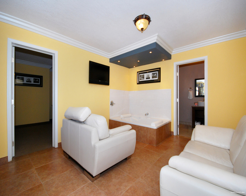 Фото Solaire Inn & Suites