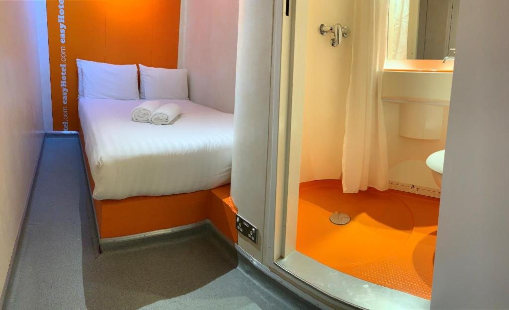 Фото EasyHotel London South Kensington