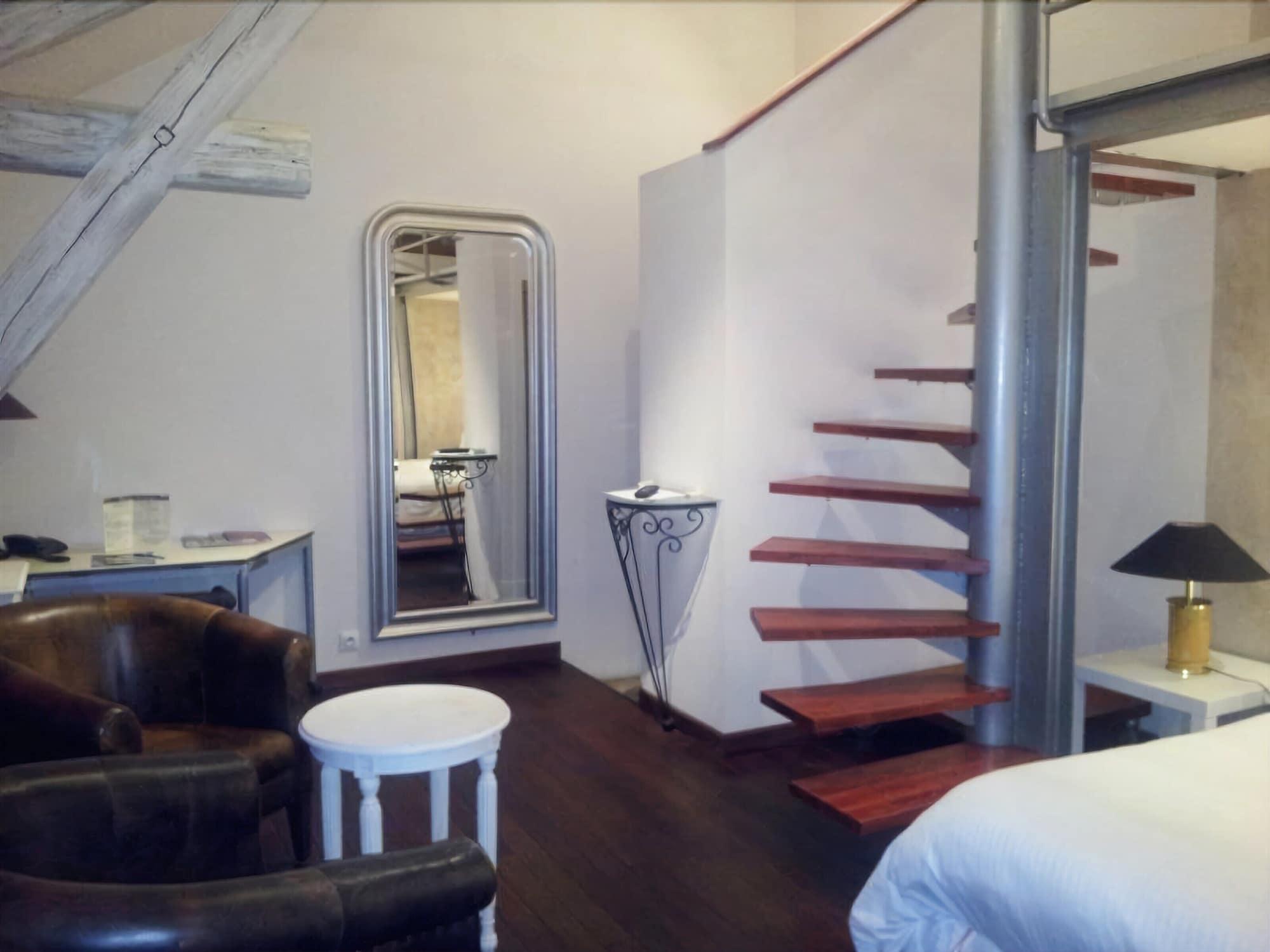 Фото Logis Hôtel Les Pages