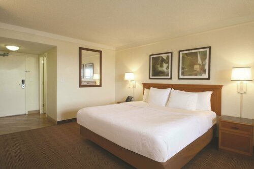 Гостиница La Quinta Inn & Suites by Wyndham Coral Springs Univ Dr в Корал Спрингс