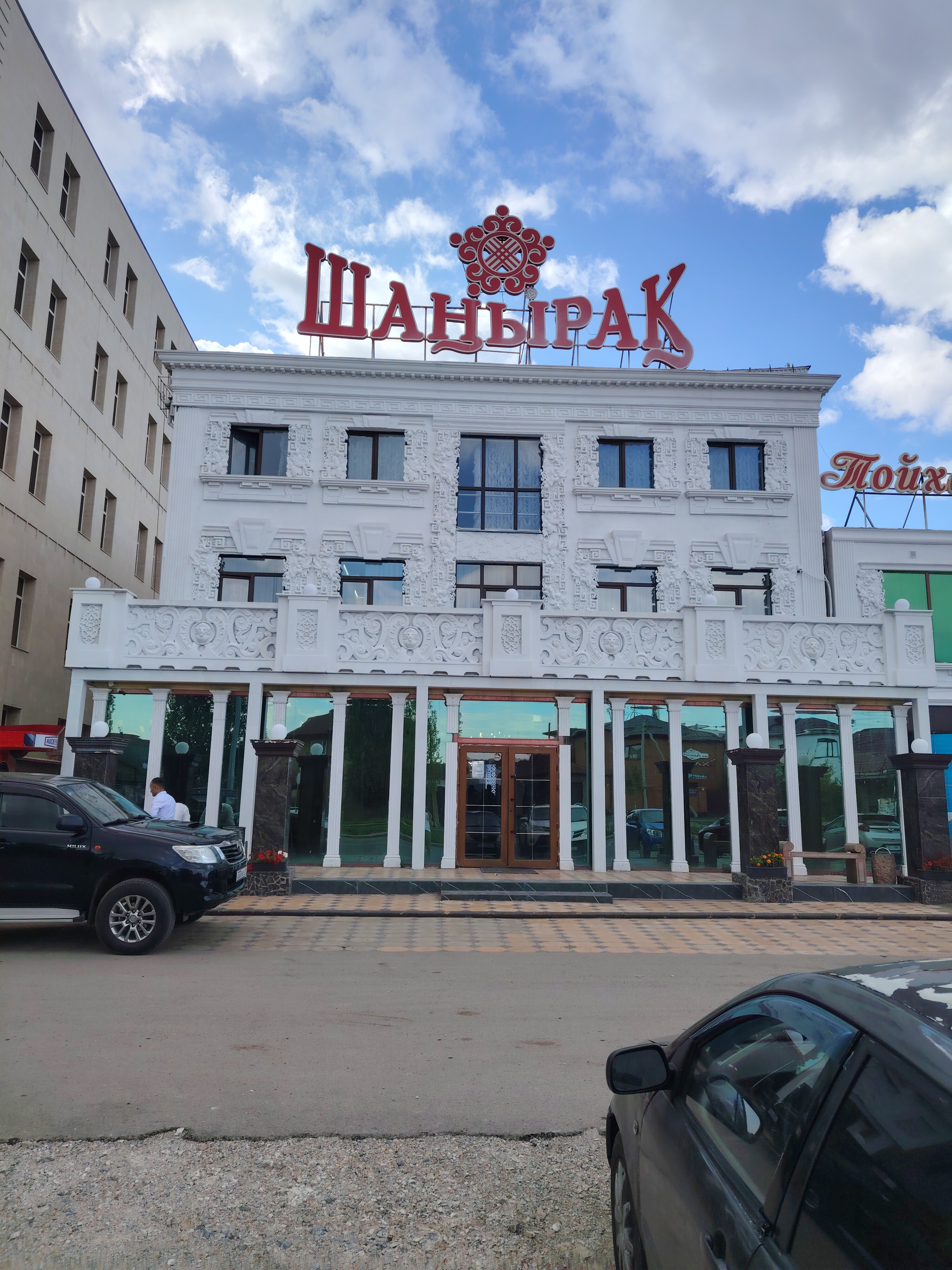 Жігіттердің бетіне модақтар отырады