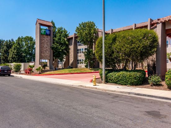 Фото Holiday Inn Express & Suites Camarillo, an Ihg Hotel