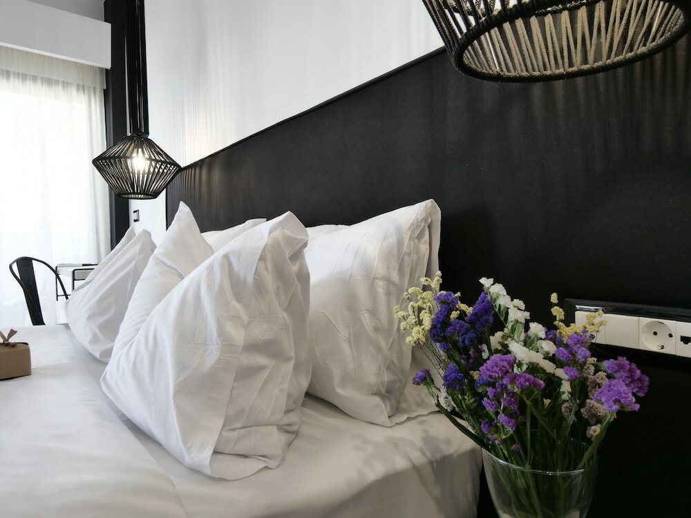 Фото Kalypso Suites Hotel