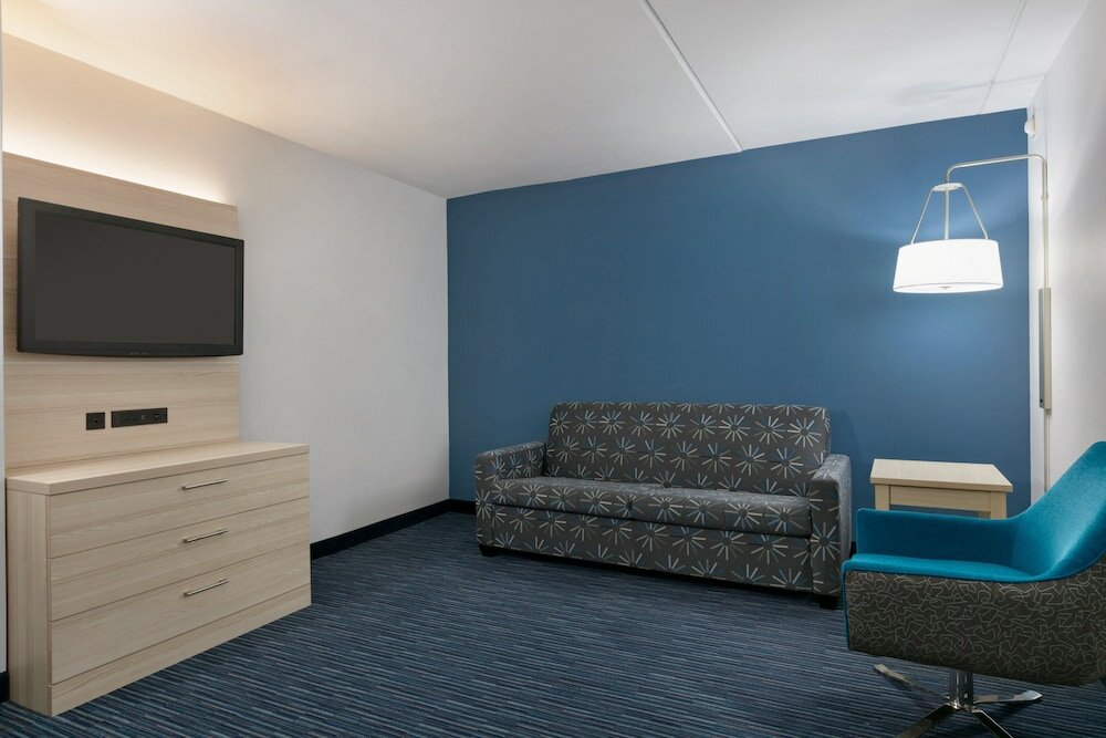 Фото Holiday Inn Express Hotel & Suites Norfolk Airport
