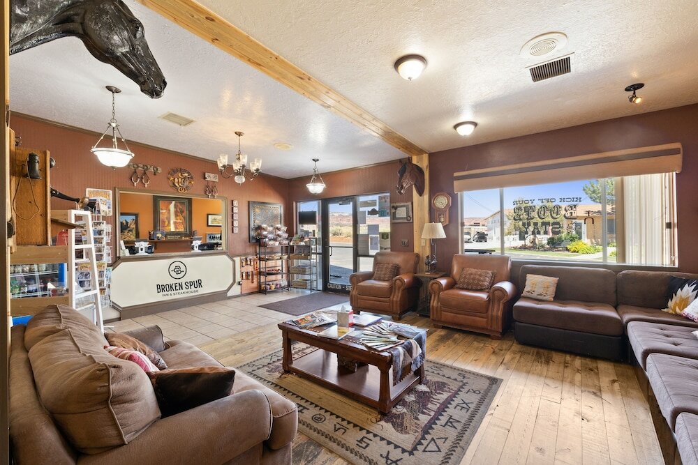 Фото Broken Spur Inn & Steakhouse