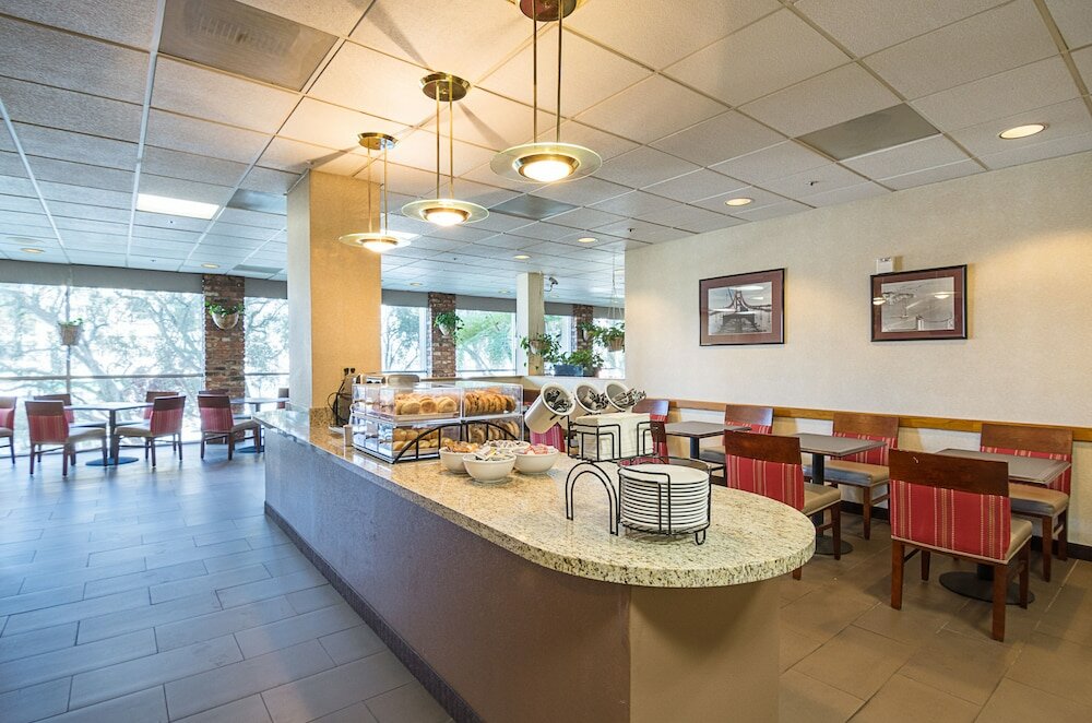 Фото Comfort Inn by the Bay