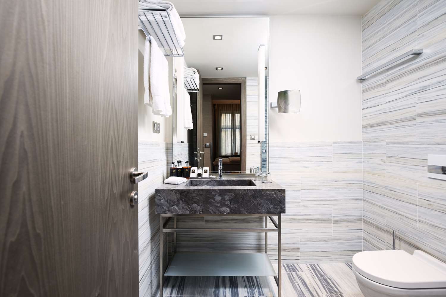 Фото The Emblem Hotel