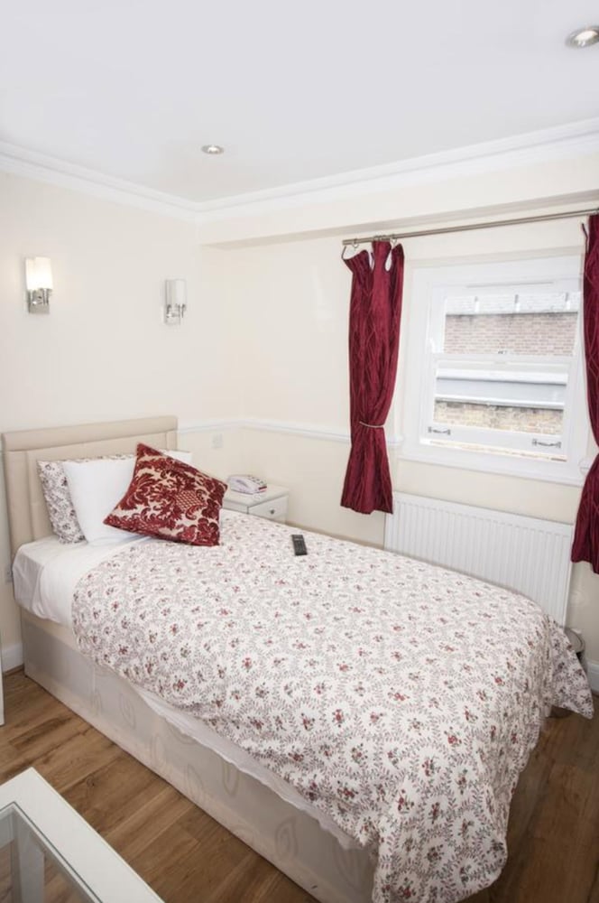 Фото Classic Hyde Park Hotel