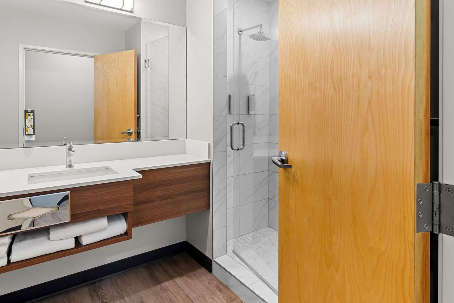 Фото Park Inn by Radisson, Kelowna