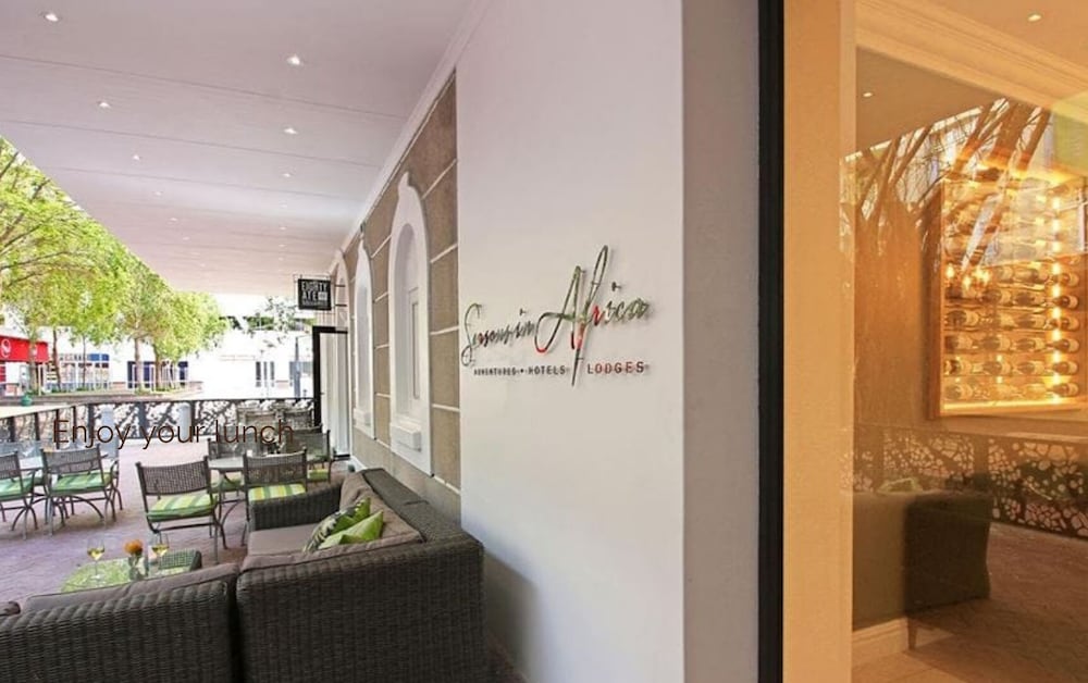 Фото Hollow on the Square City Hotel