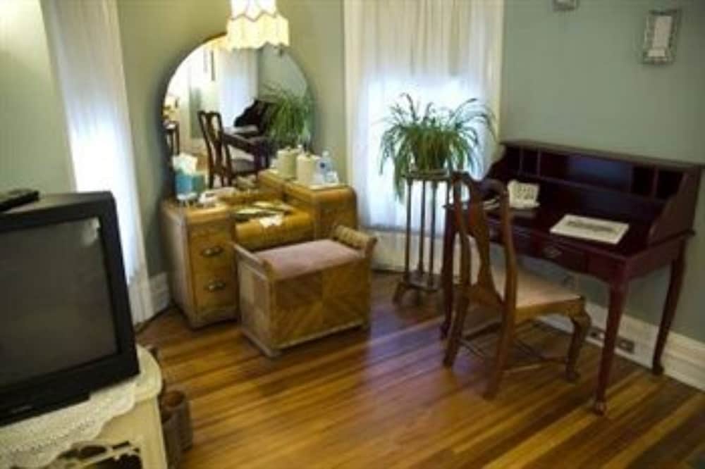 Фото Oliver Inn Bed and Breakfast