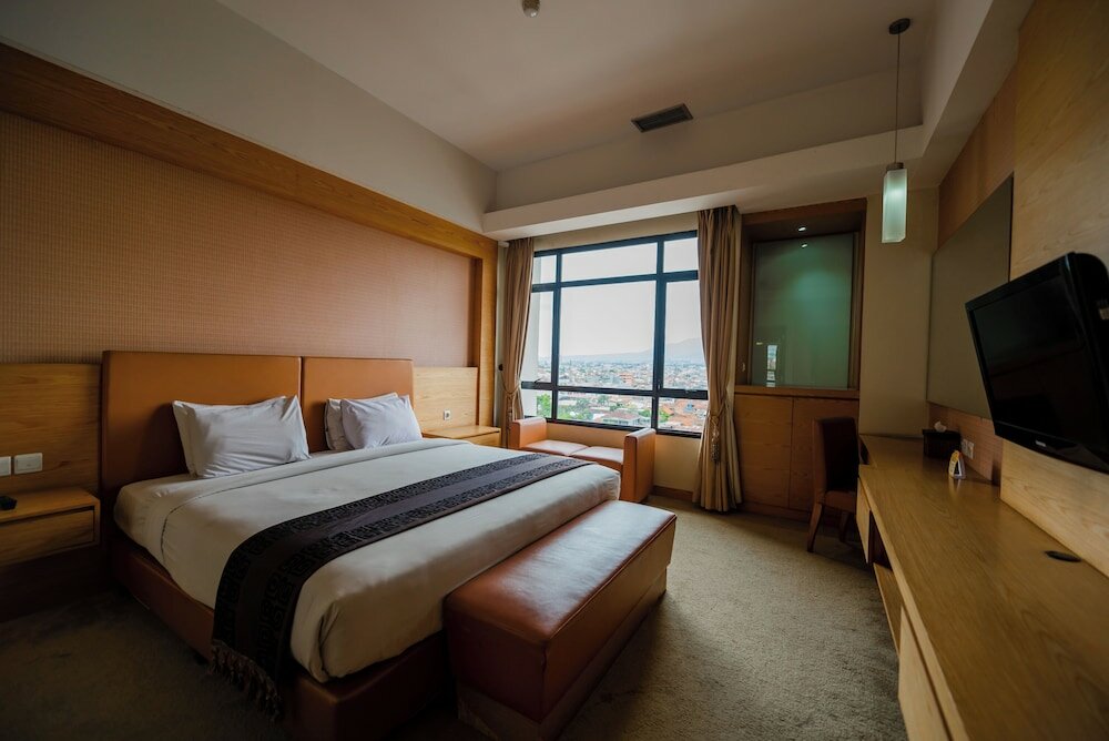 Фото Grand Pasundan Convention Hotel