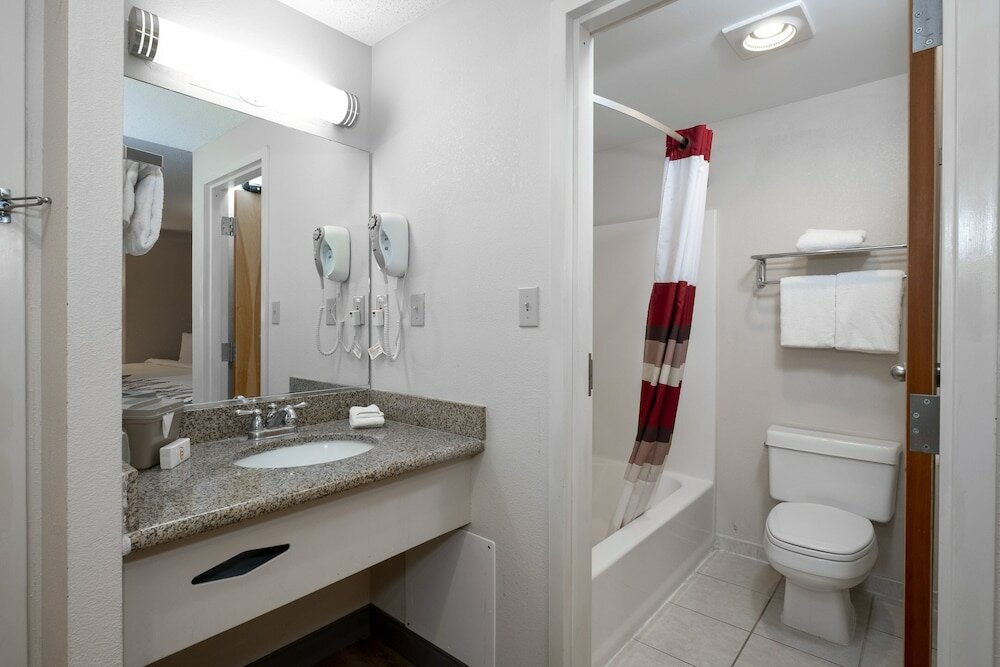 Фото Red Roof Inn Clifton Park