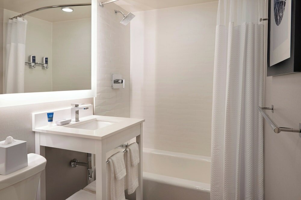 Фото Four Points by Sheraton Windsor Downtown