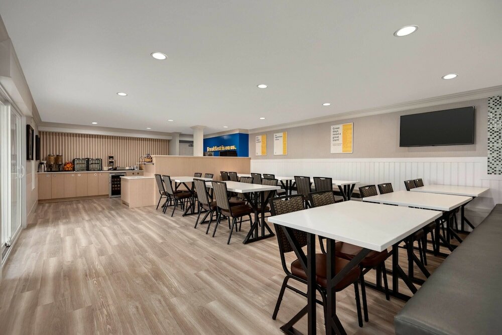 Фото Days Inn by Wyndham Kelowna