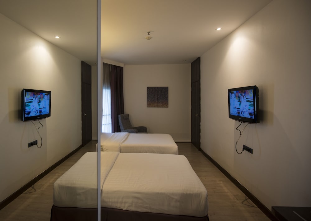Фото Отель Sukhumvit Suites