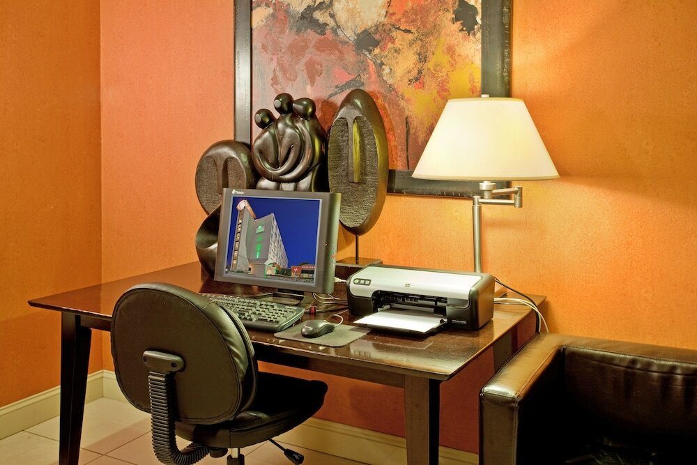 Фото Holiday Inn Manhattan at the Campus