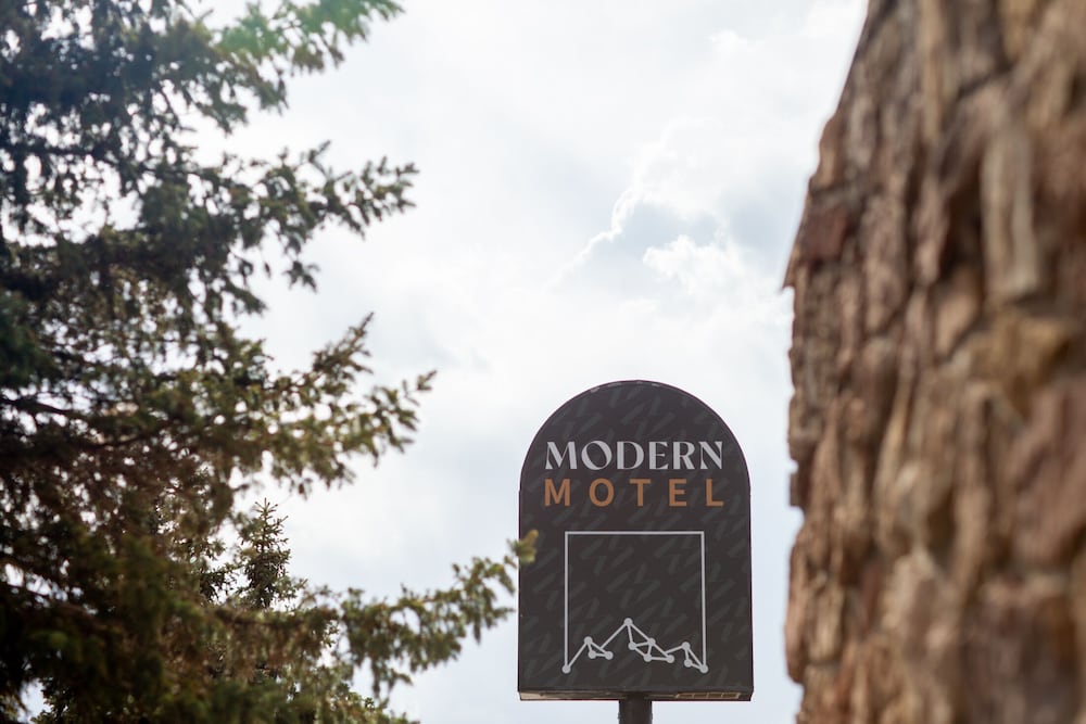 Фото Travelers Uptown Motel