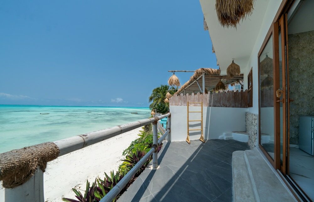 Фото Coral Rocks Hotel & Restaurant