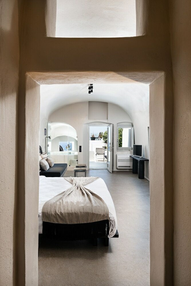 Фото On The Rocks Hotel