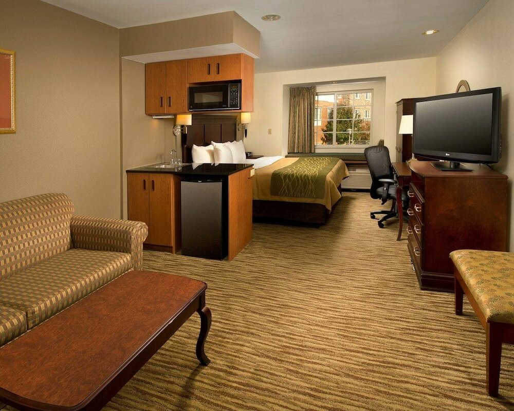 Фото Comfort Inn & Suites Airport Dulles - Gateway