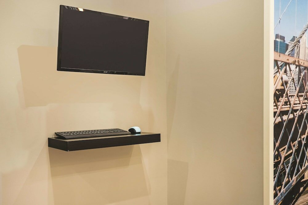 Фото La Quinta Inn & Suites by Wyndham Brooklyn Central