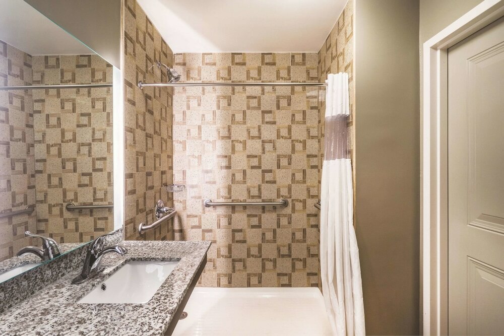 Фото La Quinta Inn & Suites by Wyndham Brooklyn Central