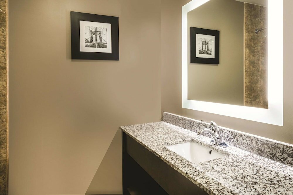 Фото La Quinta Inn & Suites by Wyndham Brooklyn Central