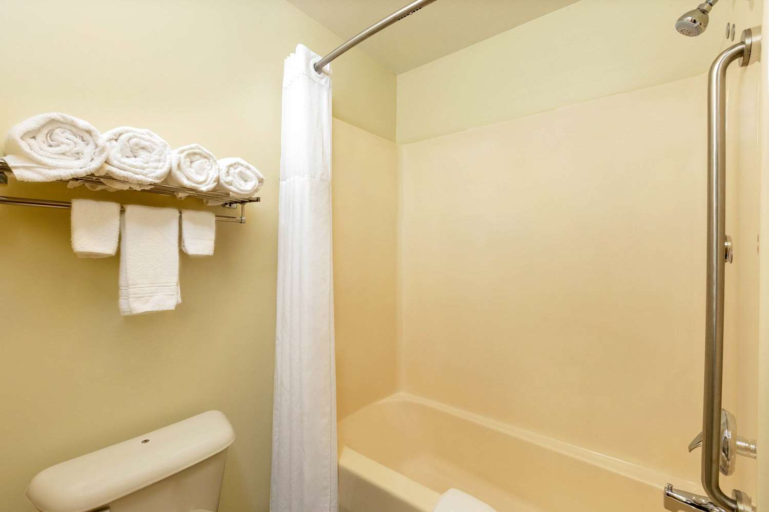 Фото AmericInn by Wyndham Jefferson