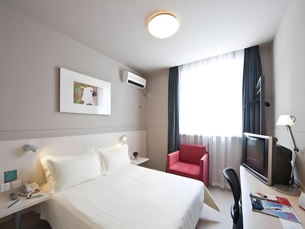 Фото Jinjiang Inn Xinxiang Railway Station