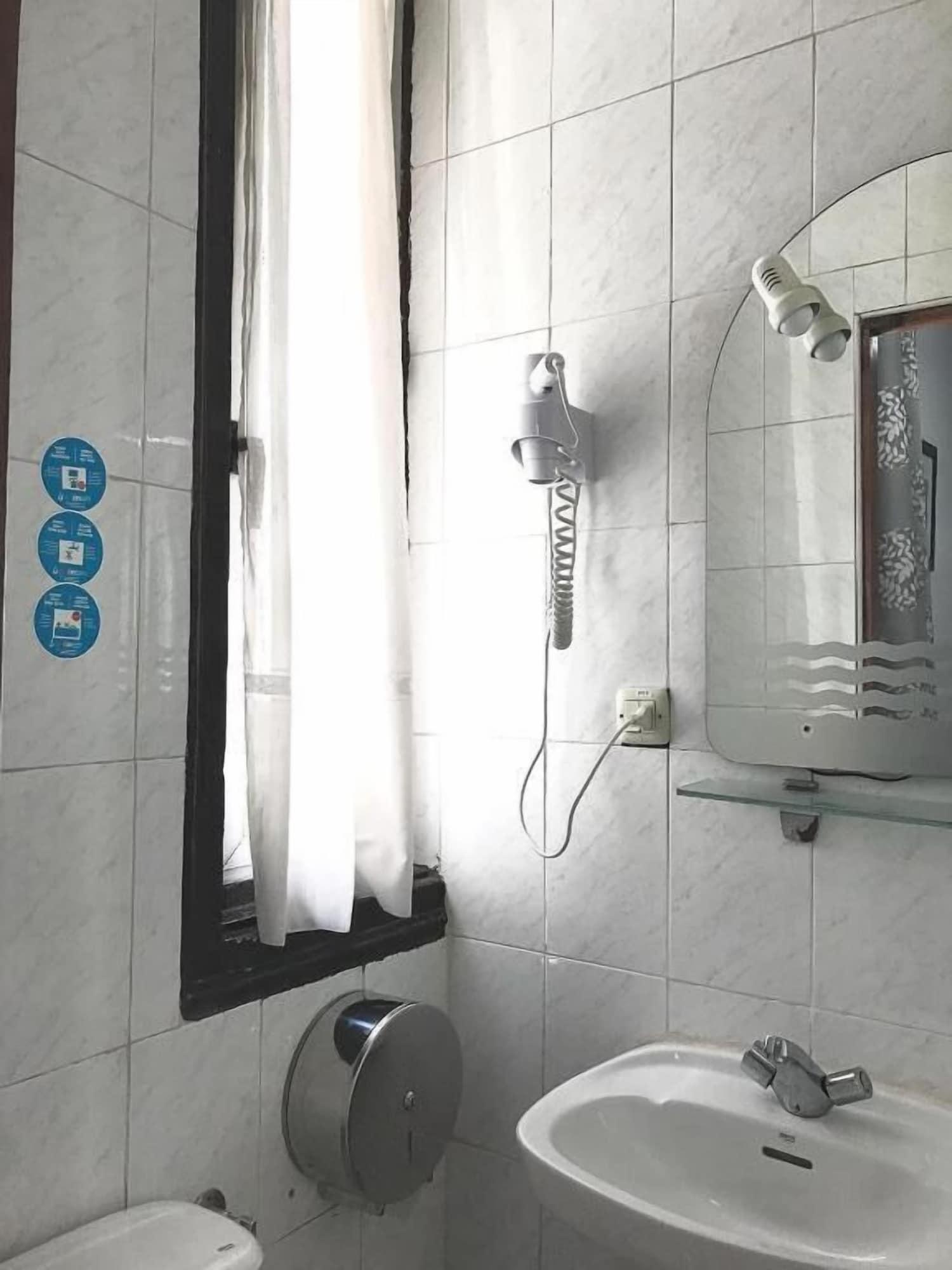 Фото Hostal Los Arcos