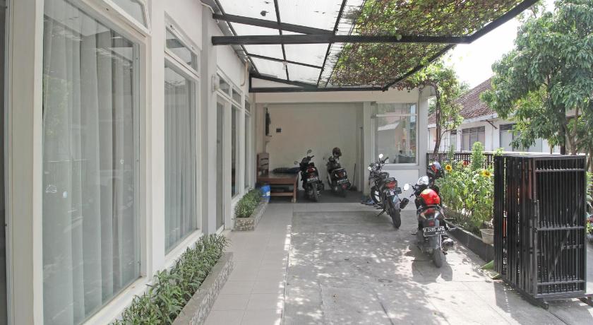 Фото RedDoorz near Solo Balapan Station