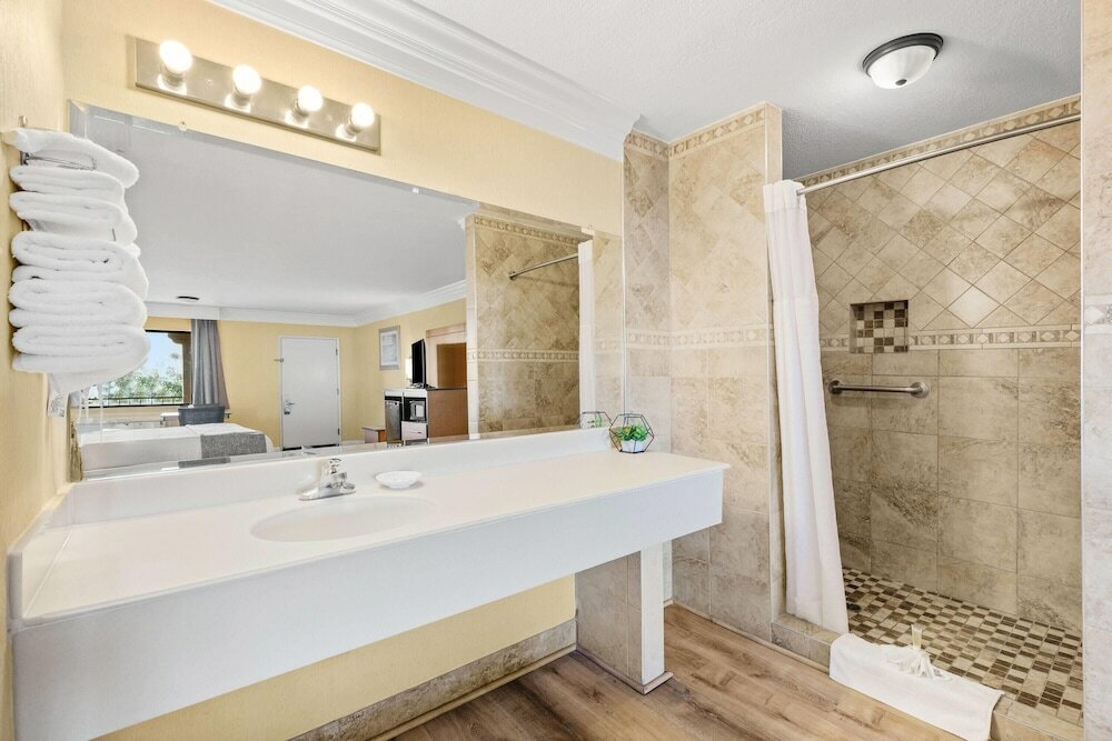 Фото Travelodge by Wyndham San Clemente Beach