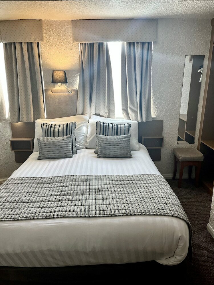 Фото Clifton Court Metro Hotel