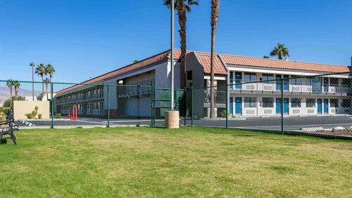 Гостиница Rodeway Inn & Suites Thousand Palms - Rancho Mirage в Ранчо Мираж