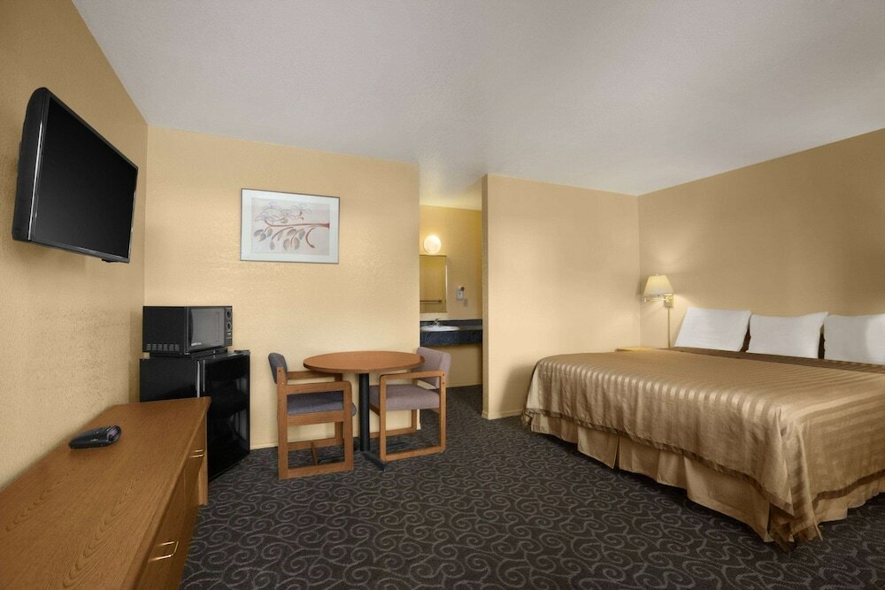 Фото Travelodge by Wyndham Wenatchee