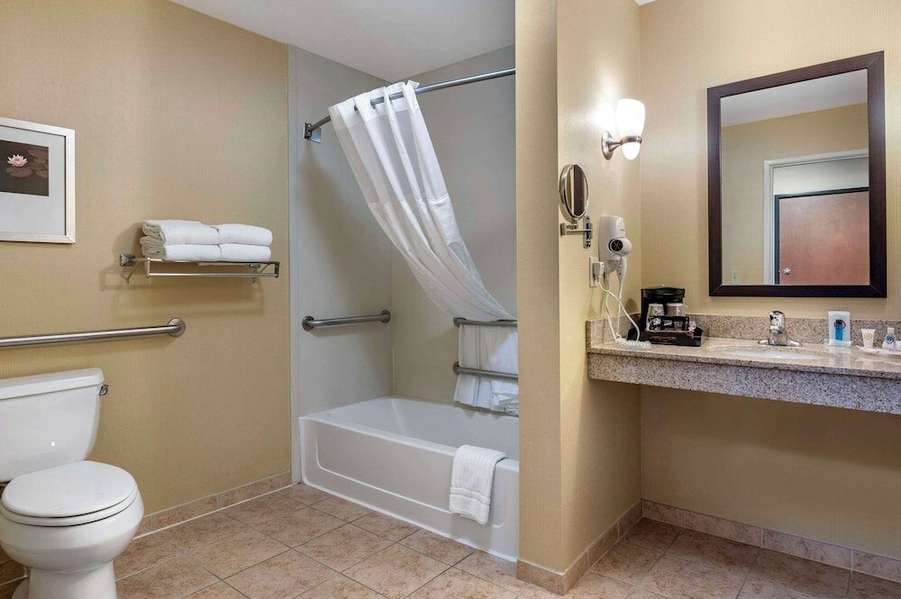 Фото Comfort Suites Urbana Champaign, University Area