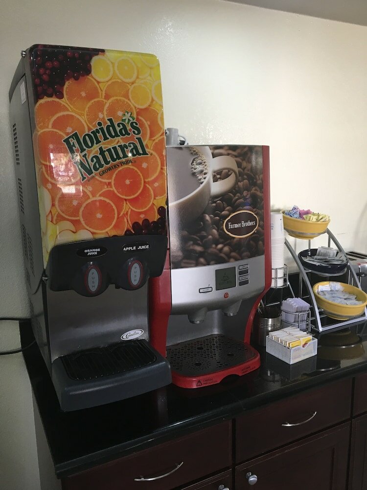 Фото Days Inn & Suites by Wyndham Tampa near Ybor City