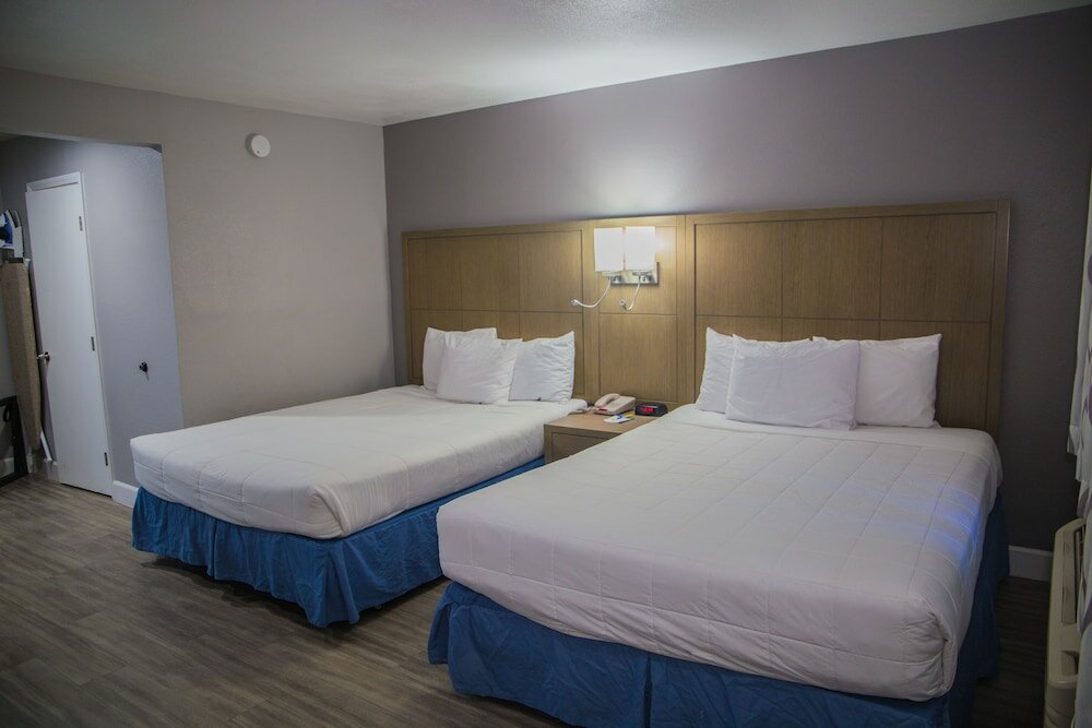 Фото Days Inn by Wyndham Redwood City