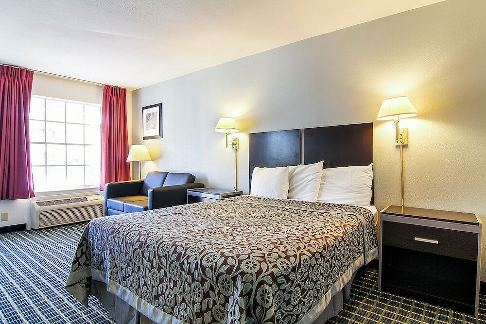 Фото Days Inn by Wyndham Market Center Dallas Love Field