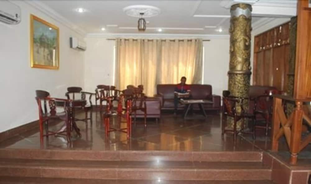 Фото Ampomaah Hotel