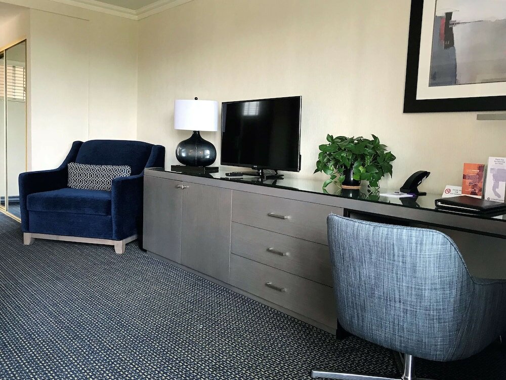 Фото West Beach Inn, a Coast Hotel